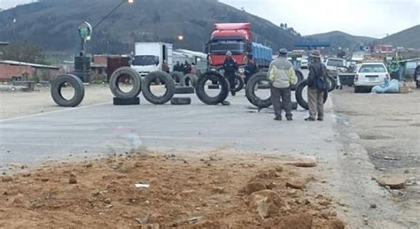 Bloquean La V A Nueva Cochabamba Santa Cruz Por Lio De L Mites Entre