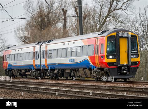 Dans la classe 158 East Midlands Trains livery qui voyagent à travers