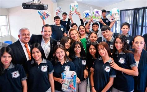 Inicia Estado Distribuci N De Tenis Uniformes Y Tiles A Alumnos