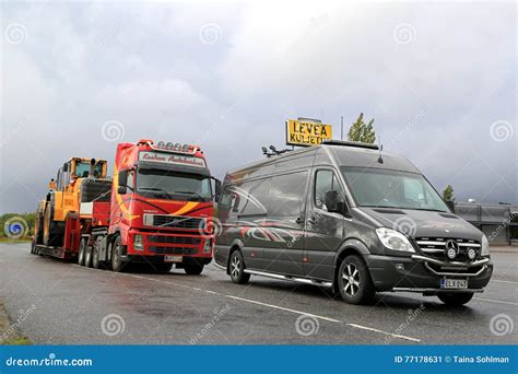 Piloto Vehicle Y Camión De Gran Tamaño Del Transporte De La Carga