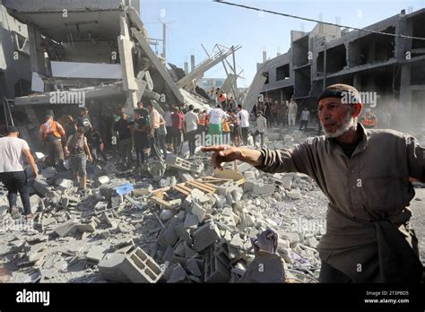 Rafah Gaza 26th Oct 2023 Rescuers Sift Through The Rubble Of A