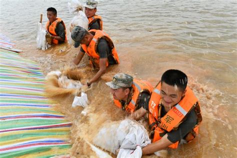 江西抗洪一线 驻浙部队官兵“抢沙袋”的姿势帅极了 浙江文明网