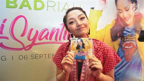 Foto Senyum Siti Badriah Saat Luncurkan Album Berjudul Lagi Syantik