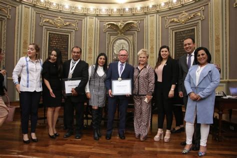 Entrega Congreso de Puebla Medalla al Mérito Docente Juan C Bonilla