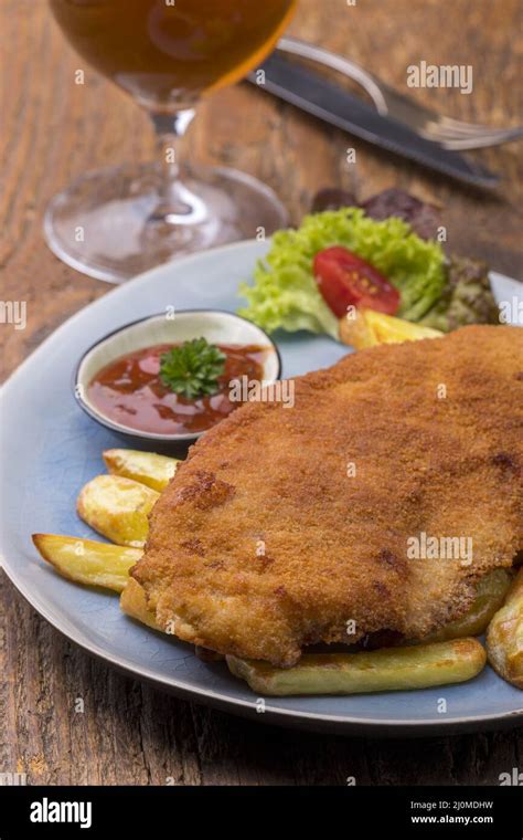 Wiener Schnitzel Mit Pommes Auf Dem Teller Hi Res Stock Photography And