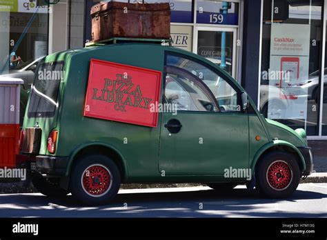 Green vintage pizza delivery car Stock Photo - Alamy