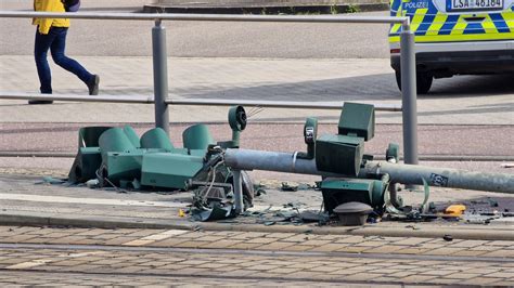 Kaputte Ampel in der Delitzscher Straße Stadt wartet noch auf Bauteile