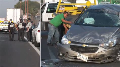 VIDEO Vuelca automóvil y choca combi de pasajeros en la autopista