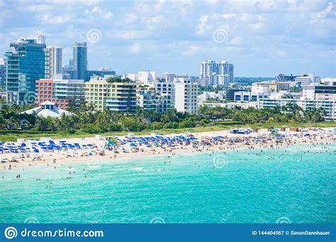 Plage Du Sud Miami Beach E Silhouette D Homme Se Recroquevillant D