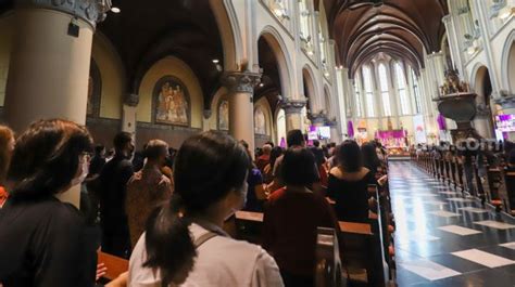 Pelaksanaan Ibadah Jumat Agung Di Gereja Katedral