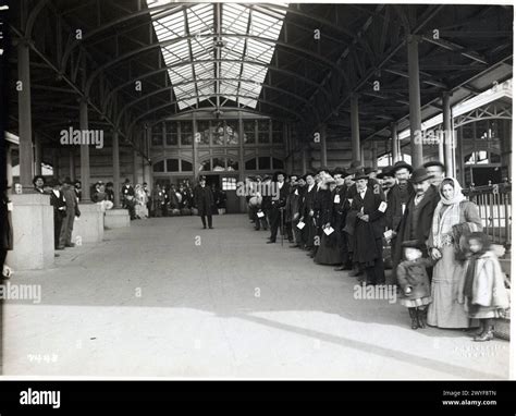 Ellis island immigrants 1900s hi-res stock photography and images - Alamy