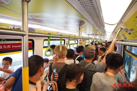 多圖丨港鐵紀念輕鐵通車35周年 復刻版列車亮相兆康站 香港商報