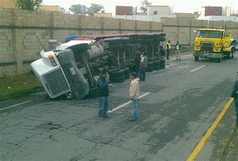 Volcadura De Camión En Periférico Deja Un Lesionado E