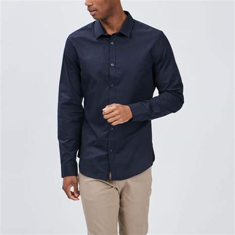 Comment Bien Porter La Chemise Bleu Marine Pour Un Homme