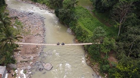 Jembatan Darurat Sungai Ciberang Putus Diterjang Derasnya Aliran Sungai