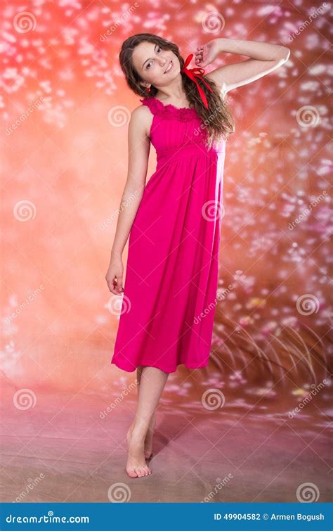 Belle Fille De Ladolescence Dans La Robe Rouge Photo Stock Image Du