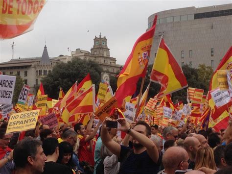 Más De 2 000 Personas Se Manifiestan En Barcelona Contra La