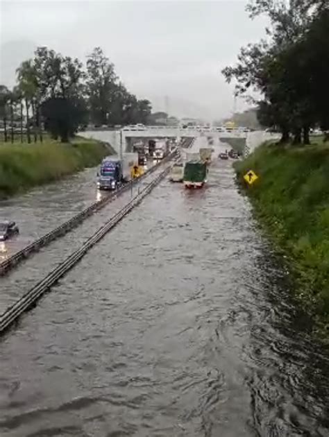 Urbis Lluvias provocan cierre de autopista Córdoba Orizaba