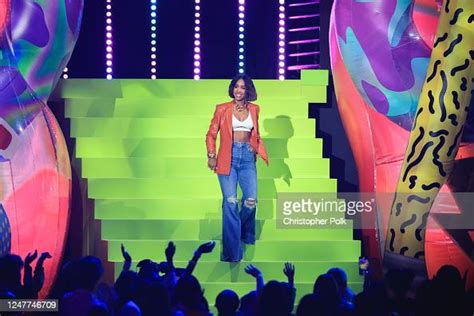 Kelly Rowland Walks Onstage At The Nickelodeon Kids Choice Awards