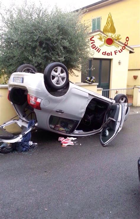 Incidente A Ponsacco Auto Ribaltata