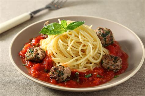 Boulettes De Veau Sauce Tomate Et Basilic Avec Des Spaghettis