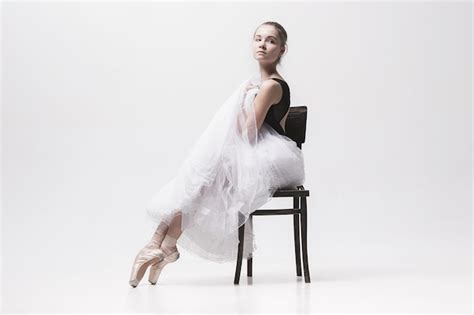 La Ballerine Adolescente En Pack Blanc Assis Sur Une Chaise Photo