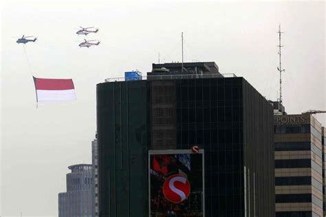 FOTO: Bendera Merah Putih Raksasa Berkibar di Langit Jakarta