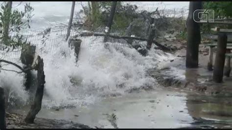 Ressaca causa alagamentos e destrói quiosques em praias do litoral de