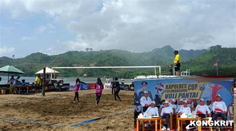 Atlit Dari Berbagai Daerah Ikuti Turnamen Bola Voli Pantai Kapolres