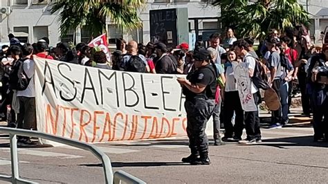 Estudiantes De La Uncuyo Levantaron La Toma Del Rectorado Y Marcharon A