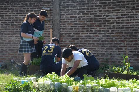 Estudiantes Comercializan Sus Producciones Realizadas En Las Huertas