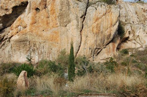 Yacimientos Arqueológicos de la Araña LA REUTILIZACIÓN DE LOS HÁBITATS