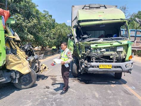 Dua Truk Adu Banteng Di Jalur Pantura Tuban Dua Sopir Luka Luka