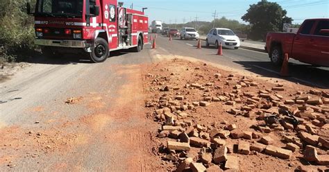 Camioneta no guarda la distancia y choca por alcance contra camión de