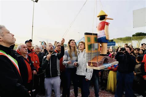 Atterra In Valdelsa Il Pinocchio Del Centenario Di San Miniato Basso