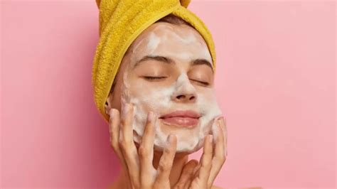 10 Best Face Washes For Women In India For Glowing Skin 2023