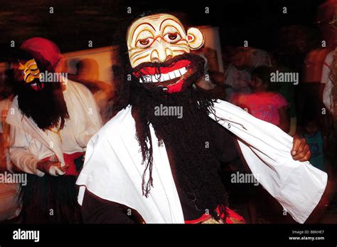 Perahera Celebration Dancers Hi Res Stock Photography And Images Alamy