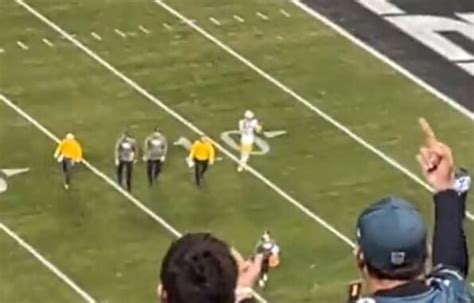 Jaire Alexander Flips Double Bird Back At Eagles Fans