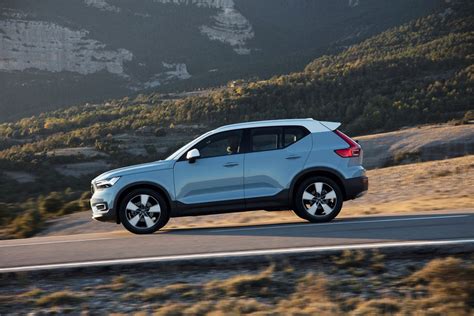 New Volvo XC40 D4 Momentum Amazon Blue Driving Footage Volvo Cars