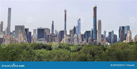 Rooftop View of Metropolitan Museum of Art with Manhattan Skyline ...