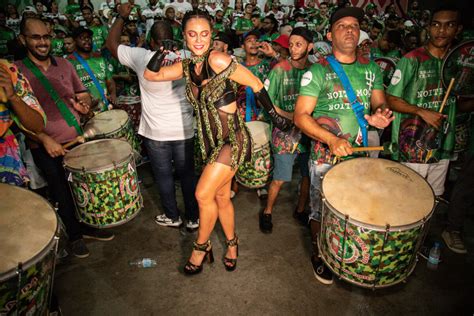 Foto Paolla Oliveira Brilhou Em Mais Um Ensaio Na Quadra Da Escola De