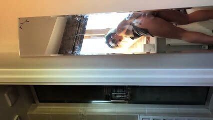 Une Blonde En Chaleur S Expose Nue Et Se Masturbe