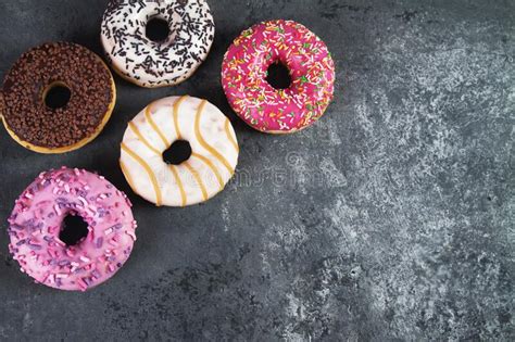 Donuts Deliciosos Cozidos Migalha De Pastelaria Em Fundo De