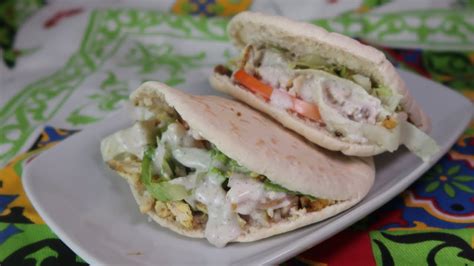 Kebab Casero O Shawarma Con Salsa De Yogur O Salsa De Kebab De Receta