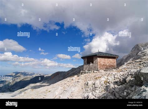 Capanna Bivacco In Montagna St Immagini E Fotografie Stock Ad Alta