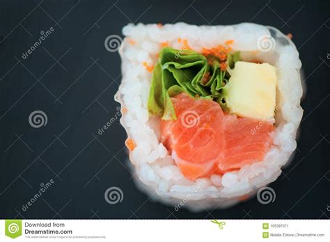 Rollo De Sushi Con Los Salmones Y El Aguacate Imagen De Archivo