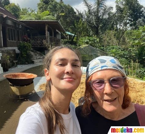 Foto Ibu Luna Maya Ulang Tahun Ini Potret Kebersamaan Keduanya Sama