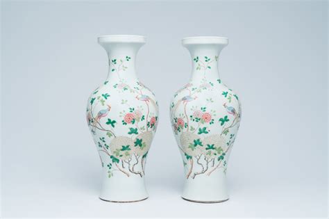 Une Paire De Vases De Forme Balustre En Porcelaine De Chine Famille