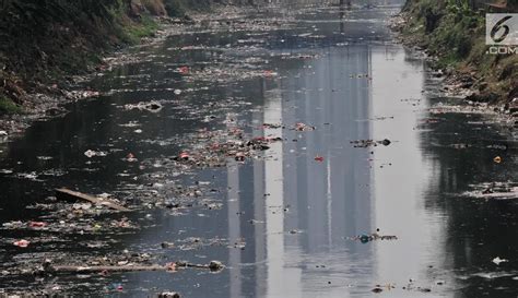 Foto Aliran Kanal Banjir Barat Menghitam Dan Penuh Sampah Foto