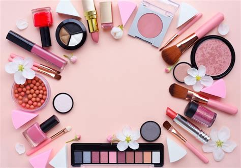 Pincel de maquillaje y cosméticos decorativos con flor de manzana